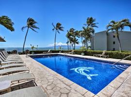 Oceanfront Molokai Condo with Pool and Grills!，位于考纳卡凯的公寓