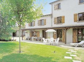 5 Bedroom Awesome Home In Louzy，位于Magé的酒店