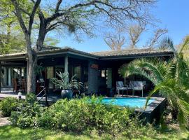 Imani Bush House & Silver Sky Chalet，位于赫卢赫卢韦的带泳池的酒店