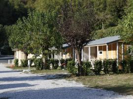 Camping Le Jardin 3 étoiles - chalets, bungalows et emplacements nus pour des vacances nature le long de la rivière le Gijou，位于Lacaze的酒店