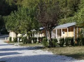 Camping Le Jardin - chalets, bungalows et emplacements nus pour des vacances nature le long de la rivière le Gijou