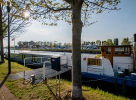Houseboat Jana - with sauna and terrace，位于布鲁日的船屋