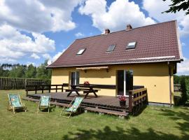 Cottage in a quiet location by the lake Mausz, Parchowo in Kashubia，位于Parchowo的酒店