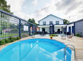 T&otilde;stamaa Meierei Hotel，位于T&otilde;stamaa的带泳池的酒店