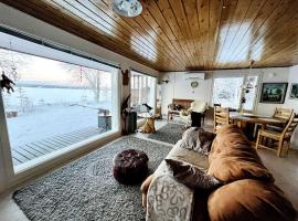 Lapland Sunrise Cottage with lakefront Sauna，位于罗瓦涅米机场 - RVN附近的酒店
