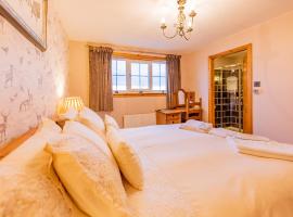 Benview Bed and Breakfast & Luxury Lodge, Isle of North Uist，位于Paible的带停车场的酒店