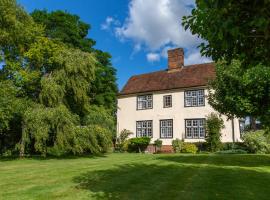 Pounce Hall -Stunning historic home in rural Essex，位于萨弗伦沃尔登的酒店