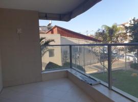 Large 4 bedroom apartement in central rehovot.，位于雷霍沃特的酒店