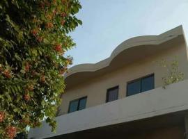 Family Guest House Lahore Near Airport，位于拉合尔的酒店