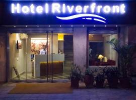 Hotel Riverfront，位于艾哈迈达巴德Paldi的酒店