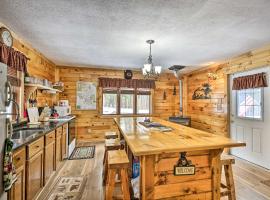 Pet-Friendly Brantingham Cabin by ATV Trails，位于Glenfield的酒店