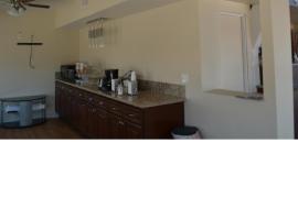 RED ROOF INN, 2306 W BROADWAY ST, NEEDLES, CA, 92363，位于针城的酒店