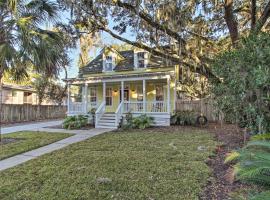 Charming Beaufort Home, Bike to Historic Dtwn，位于博福特的酒店