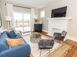 Cozy Riverfront Bungalow with Stunning Views，位于卡温顿的酒店