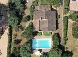 Villa privée dans un cadre verdoyant , piscine et grand jardin