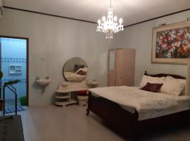 Diyan Padhang Homestay &Kedai Kopi Rempah，位于Godean的酒店