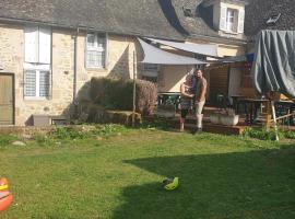 Auberge st Julien aux bois, chez le cubain，位于圣朱利安奥博伊的酒店