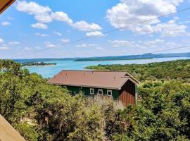 Canyon Lake Home with Breathtaking View，位于峡谷湖峡谷湖附近的酒店