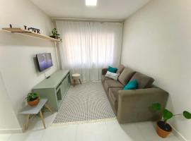 Apartamento no centro, ar-condicionado e garagem，位于克里西玛的酒店