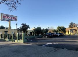 Deluxe Inn，位于波莫纳的酒店