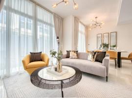 Charismatic 3BR Townhouse at DAMAC Hills 2 Dubailand by Deluxe Holiday Homes，位于迪拜的酒店
