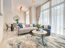 Spell-binding 3BR Townhouse at DAMAC Hills 2 Dubailand by Deluxe Holiday Homes，位于迪拜的酒店