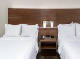 HOLIDAY INN EXPRESS, 375 S ALTA AVE, DINUBA, CA, 93618-2119，位于Dinuba的酒店