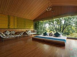 Parmar Farms,5bhk Pool Villa, Bhogwati river view , Pen bypass, near Mumbai，位于Pen的酒店