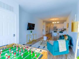 *King Bed Ideal For Long Stays w/ Foosball Table!*，位于卡特雷特Greencroft Playground附近的酒店