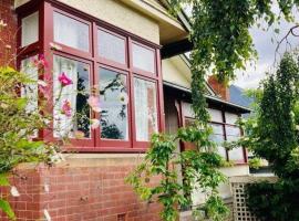 Warwick St Retreat! 3 Bedroom House With Parking，位于霍巴特的度假屋