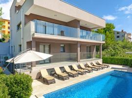 Stunning Home In Rabac With 3 Bedrooms, Wifi And Outdoor Swimming Pool，位于拉巴克的酒店