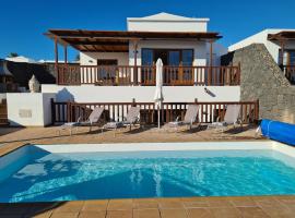 Luxury 4-Bedroom Villa With Heated Pool + Sea View，位于普拉亚布兰卡的酒店