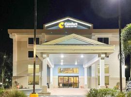 Comfort Inn & Suites Sarasota I75，位于萨拉索塔坡普高尔夫场&击球中心附近的酒店
