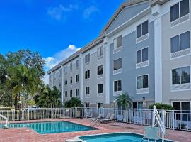 Comfort Inn & Suites Sarasota I75，位于萨拉索塔的酒店