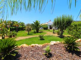 Beautiful Algarve Pool Villa Bali 15min to beach，位于Mexilhoeira GrandeMonumentos Megalíticos de Alcalar附近的酒店