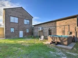 half Mi to Beach Convenient Retreat in Galveston!