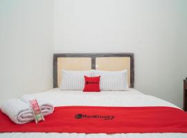 RedDoorz near Bundaran Ciceri，位于Kumprung的酒店