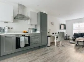 Central 2 double bedroom flat with parking