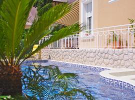 Guest House Villa Dagmar，位于茨里克韦尼察的带泳池的酒店