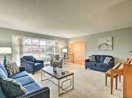 Spacious Family Glenwood Estates Home with Hot Tub!，位于Glenwood的酒店