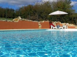 Ancien moulin avec piscine, terrasse, jardin privatif et petite île - près des étangs de la Brenne - FR-1-591-159，位于Prissac的酒店