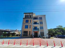 花蓮法蘿拉電梯田園民宿附設私人停車場，位于吉安的酒店
