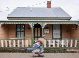 Ned Kelly’s Marlo Cottage - in the best Beechworth location，位于比奇沃斯的酒店