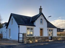 ISLAY House,Comfortable Home with private garden, Pencaitland, East Lothian, Scotland，位于Pencaitland的带停车场的酒店