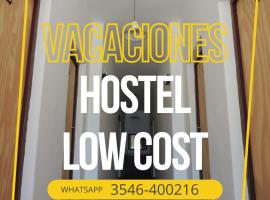 HOSTEL AMARILLO - Lejos del centro - EX hotel abandonado - Río y zona de campo，位于圣罗莎卡拉穆奇塔县的酒店