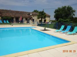 Chatenet self catering stone House for 2 South West France，位于Limalonges的乡村别墅