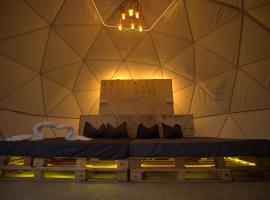 Glamping Dome experience with alluring Lake View，位于Kolvan的酒店