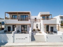 Athina Milos Suites，位于阿达玛斯的家庭/亲子酒店