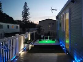 Static Caravan with hot tub，位于塔特舍尔的酒店