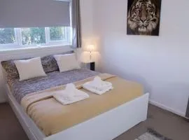 FREE parking, Central Location,1 Bedroom Apartment near Tattersalls